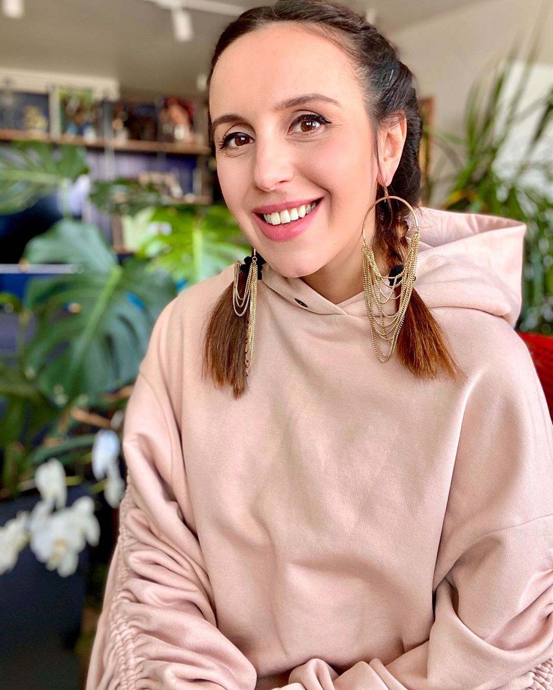 Солнышко наше: беременная Джамала принесла с собой весну на цветущем фото