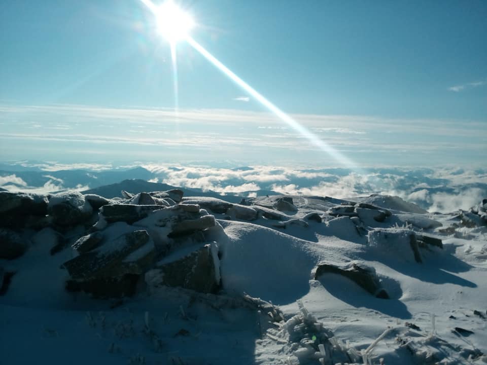 Украинские Карпаты засыпало снегом: появились фантастические фото
