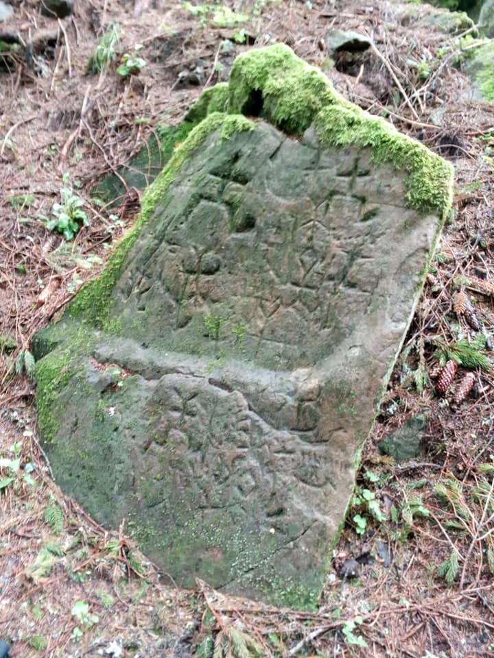 У Карпатах туристи натрапили на загадкові наскельні малюнки: терміново треба викликати Дена Брауна