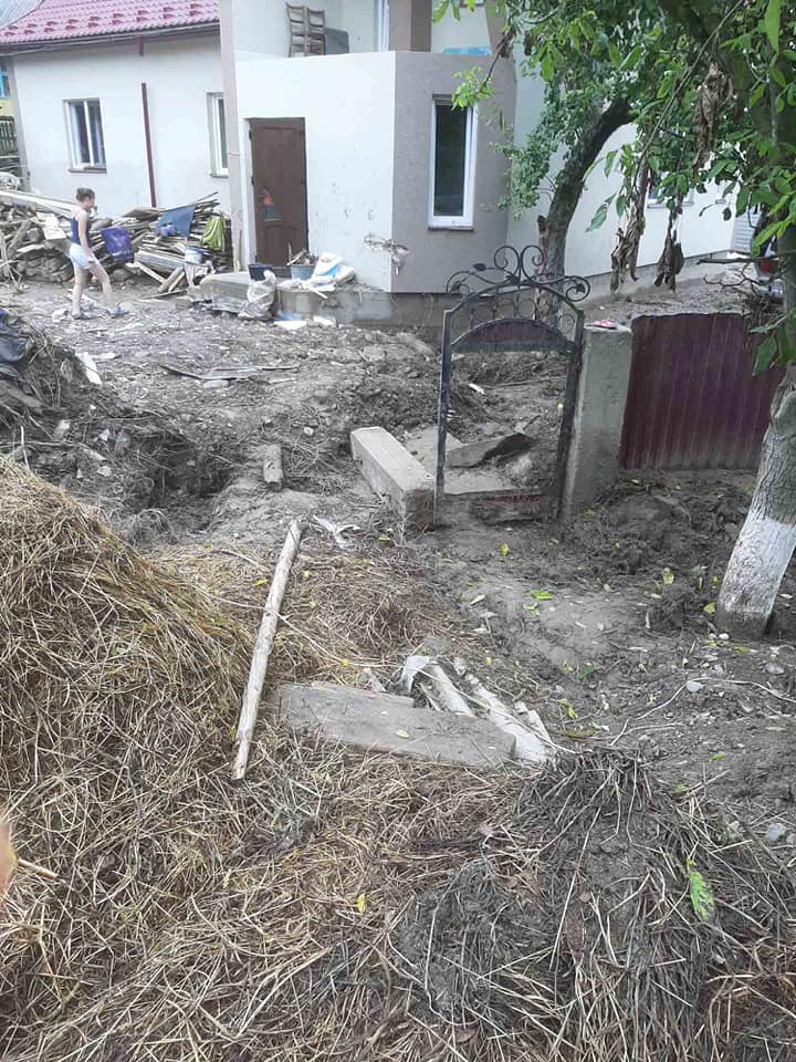 На Прикарпатті розгорівся скандал через грошову допомогу після повені