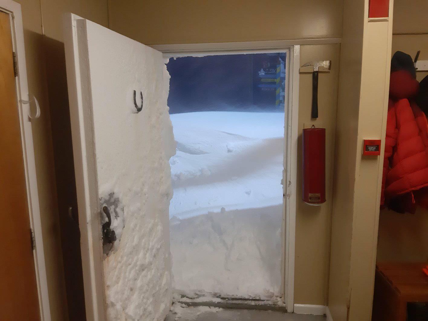 Українські полярники в Антарктиді потрапили у снігову пастку: вражаючі фото