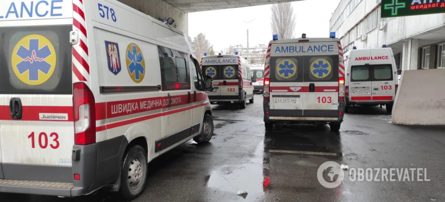 В ЛШД Києва колапс через ожеледицю: "швидкі" стоять у черзі