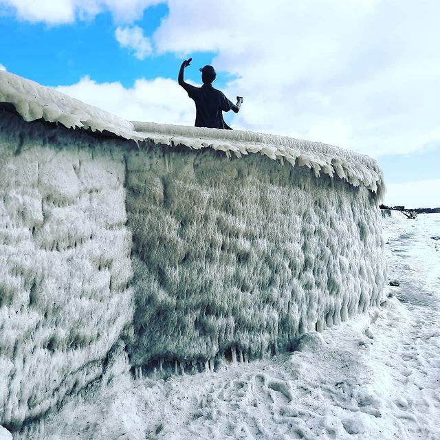 Азовське море скували щільні льоди: чарівні фото