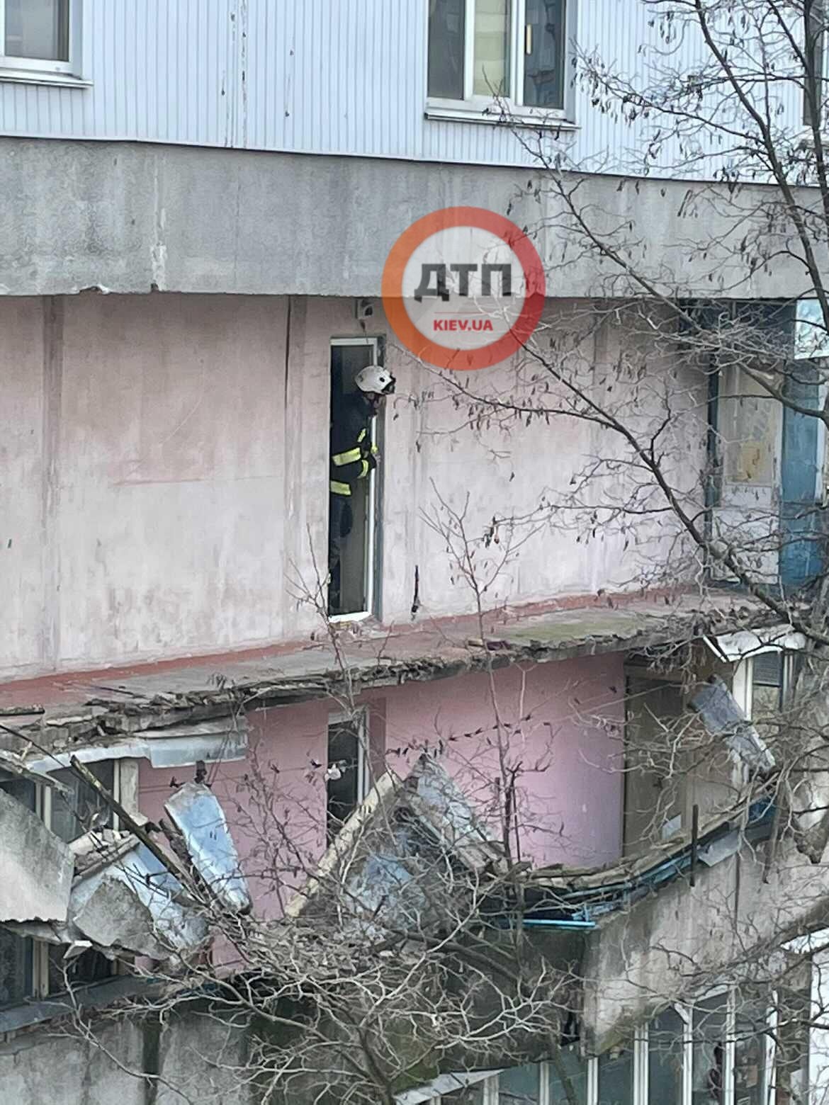 У Києві впало відразу кілька балконів: фото з місця НП