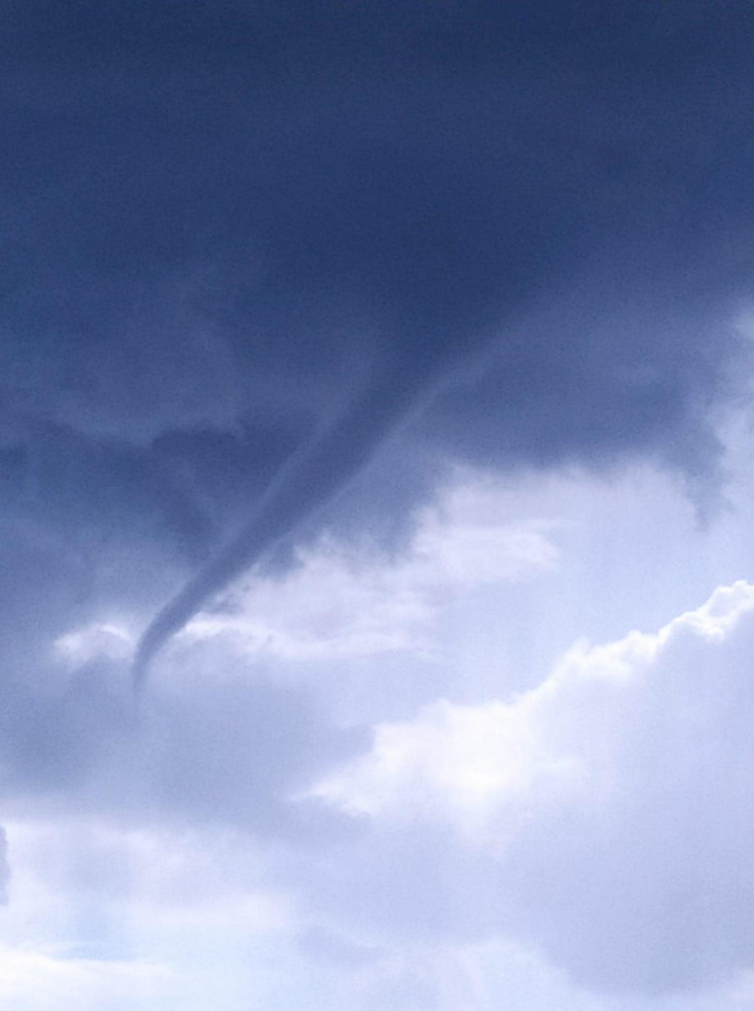 Жителей города под Днепром напугал необычный смерч в небе (фото)