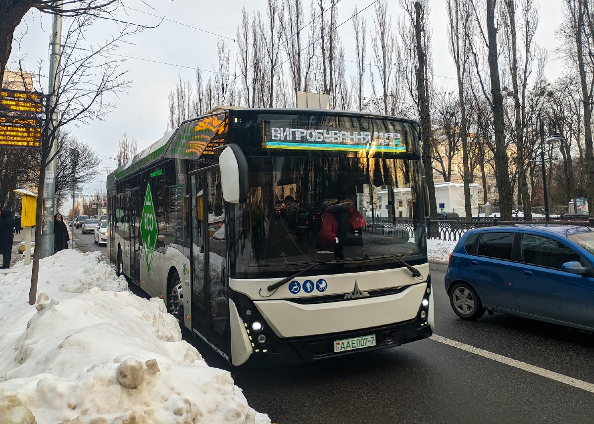 От этой остановки автобусы поворачивали направо к заводу а потом ехали по самым окраинным улицам