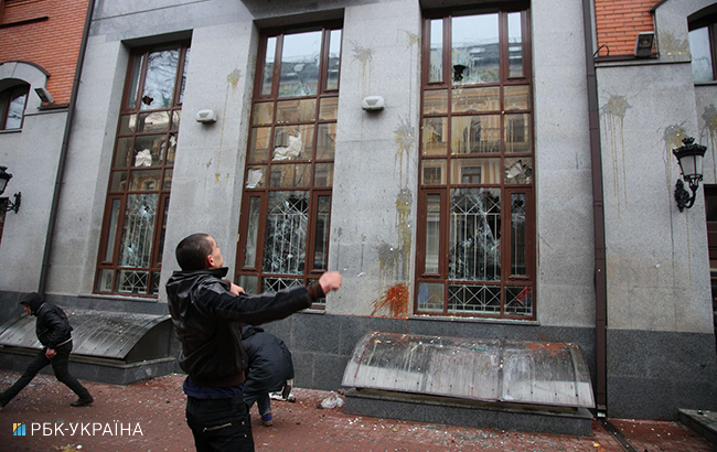 В Киеве крушили окна "Сбербанка", "Альфа-Банка" и "Россотрудничества"