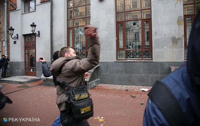В Киеве крушили окна "Сбербанка", "Альфа-Банка" и "Россотрудничества"