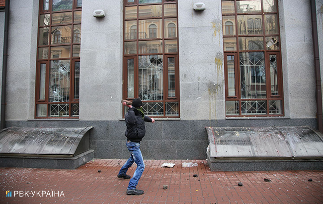 В Киеве крушили окна "Сбербанка", "Альфа-Банка" и "Россотрудничества"