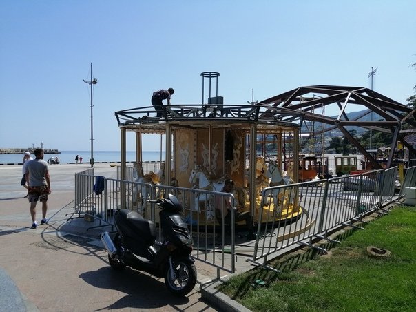 Пляжі порожні, а ціни злетіли: з'явилися фото проваленого "сезону" в Криму