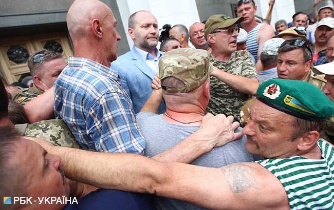 Столкновения под Радой: в полиции заявили о 3 пострадавших правоохранителях
