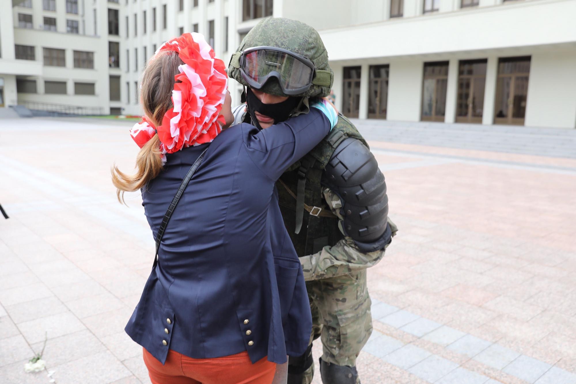 У Мінську демонстранти обіймають силовиків, а ті опускають щити: душевні кадри