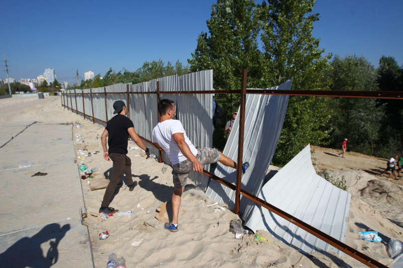 На місці скандальної забудови на Осокорках знову сталися сутички