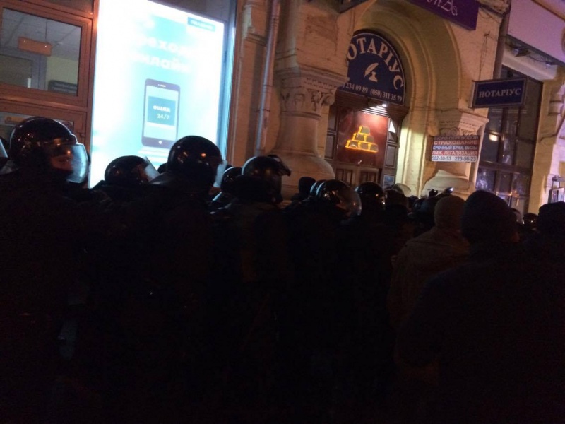 Представники правих організацій розгромили офіс Медведчука та відділення "Сбербанку Росії"