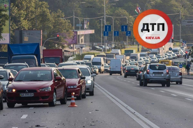 У Києві на бульварі Дружби Народів зіштовхнулися три автівки