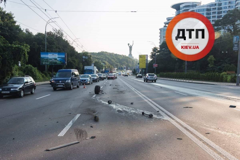 У Києві на бульварі Дружби Народів зіштовхнулися три автівки