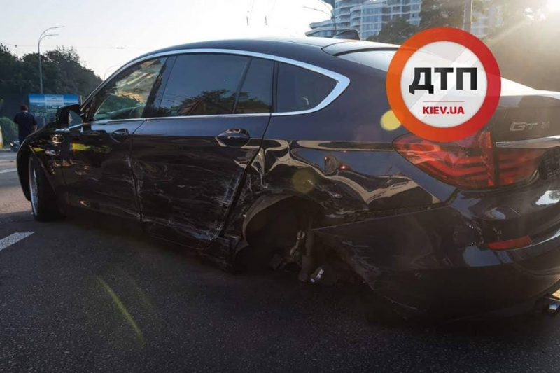 У Києві на бульварі Дружби Народів зіштовхнулися три автівки