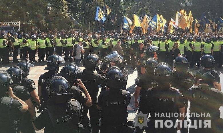 У ході сутичок під Радою постраждав поліцейський