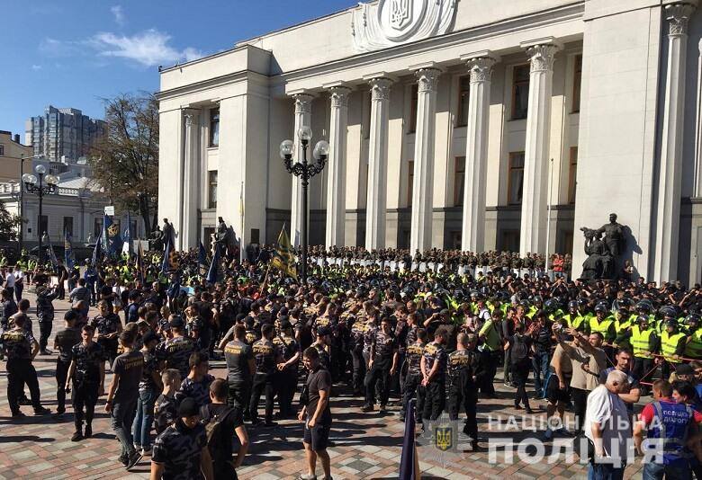 У ході сутичок під Радою постраждав поліцейський