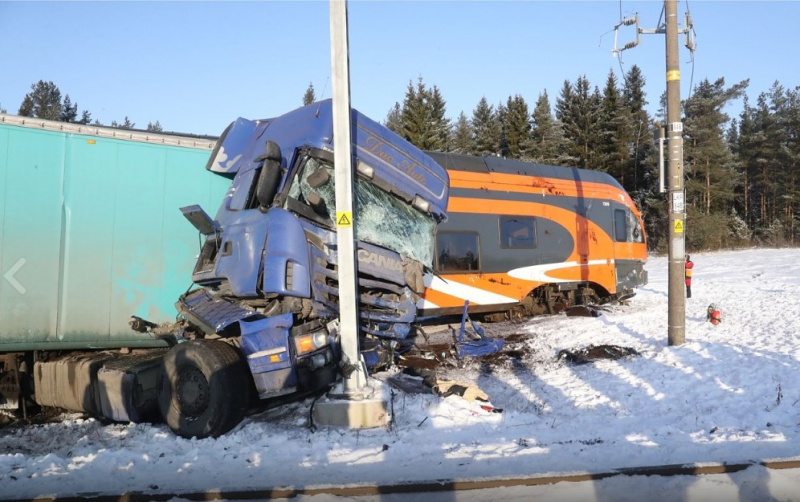 В Естонії поїзд врізався у вантажівку, постраждали 9 осіб