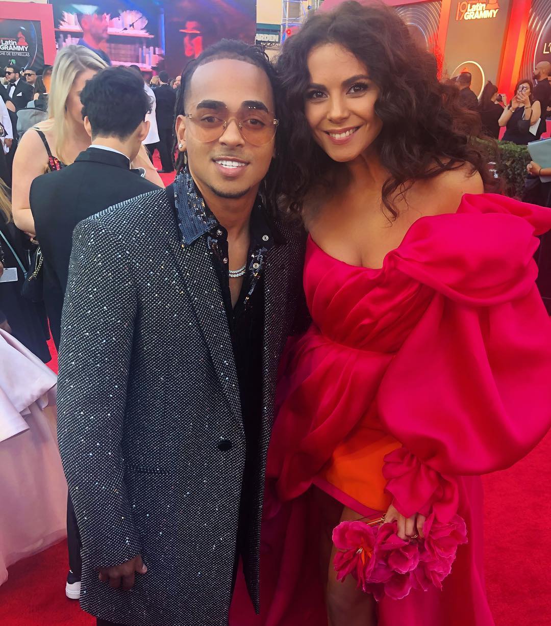 Настю Каменских заметили в объятиях известного певца (фото)