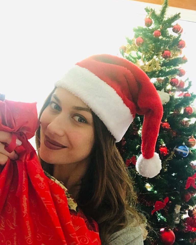 Поход в "Диснейленд" и оленьи рога: как западные звезды отметили Рождество 2018