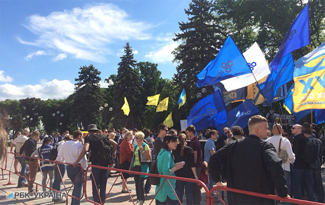 Під Радою проходить акція проти виборів за закритими списками