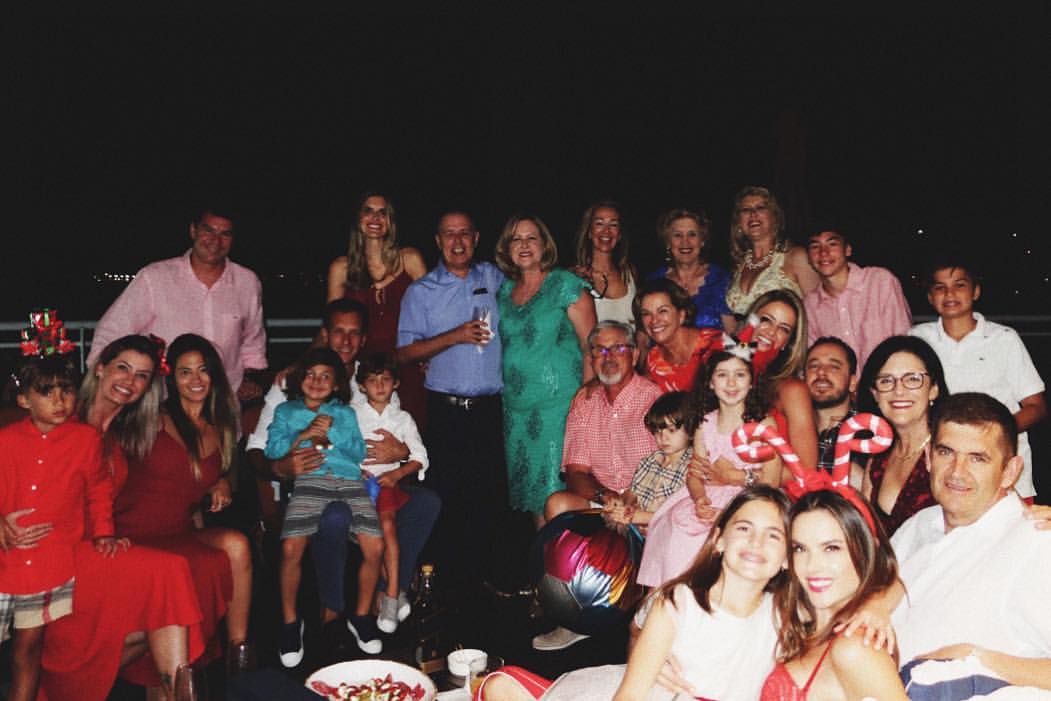 Поход в "Диснейленд" и оленьи рога: как западные звезды отметили Рождество 2018