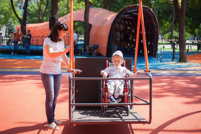 Марина Порошенко открыла в Днепре первый в Украине инклюзивный парк, построенный ОГА