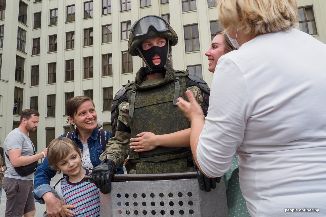 У Мінську демонстранти обіймають силовиків, а ті опускають щити: душевні кадри