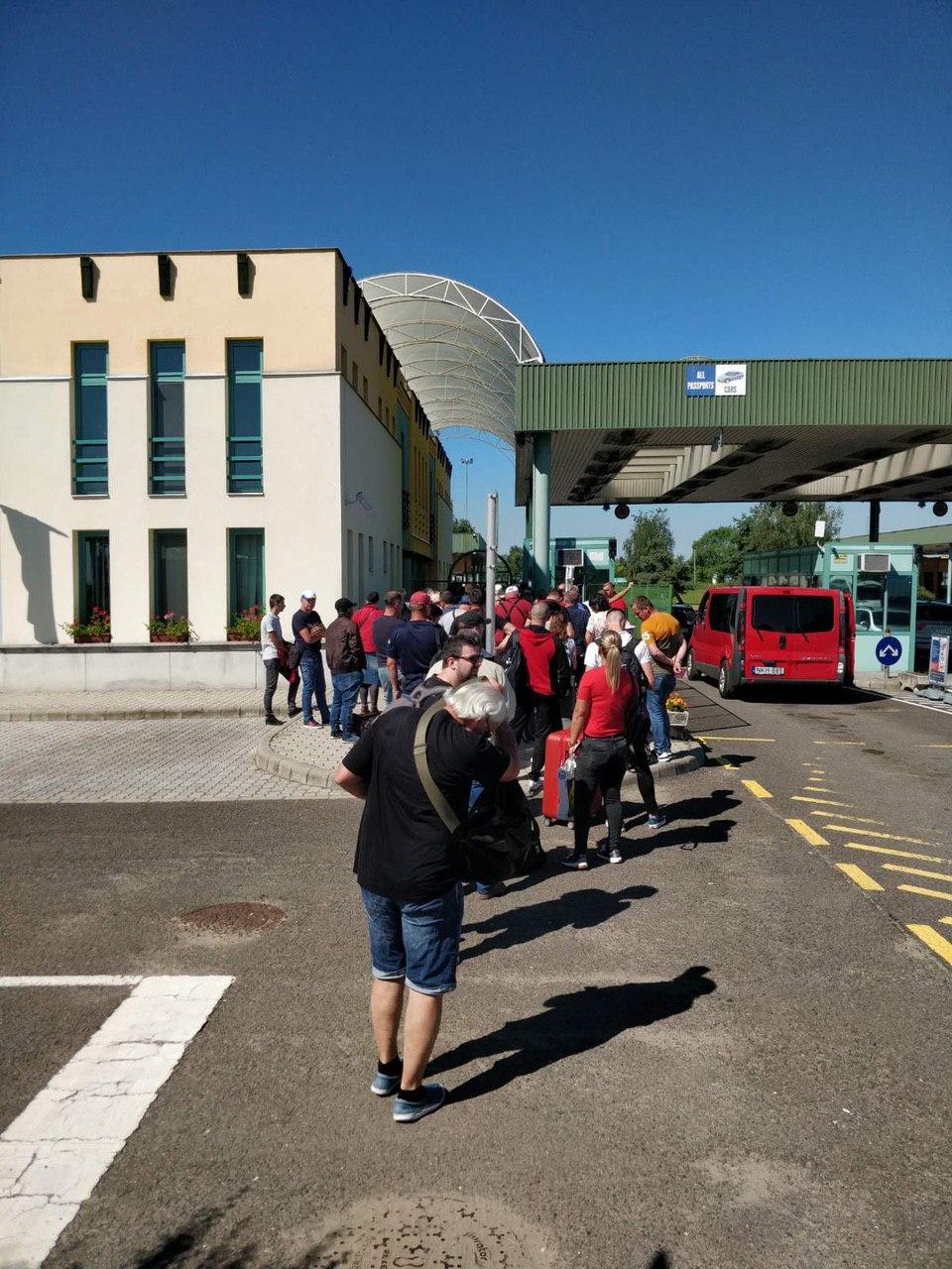 Без масок и дистанции: на границе с Венгрией образовались толпы людей