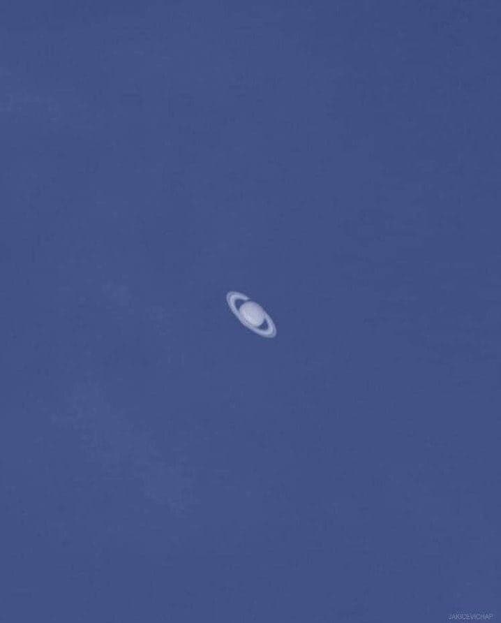 Сатурн и Юпитер "соединились" в небе впервые за 800 лет: яркие фото и видео