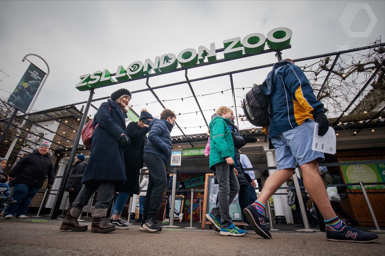 Британцы наводнили пабы и парикмахерские после ослабления карантина: фото и видео с улиц "свободных" городов