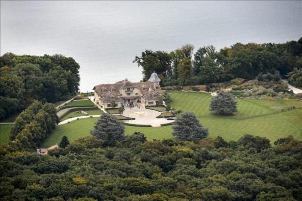 Жена Шумахера продает огромную виллу на берегу Женевского озера: появились фото