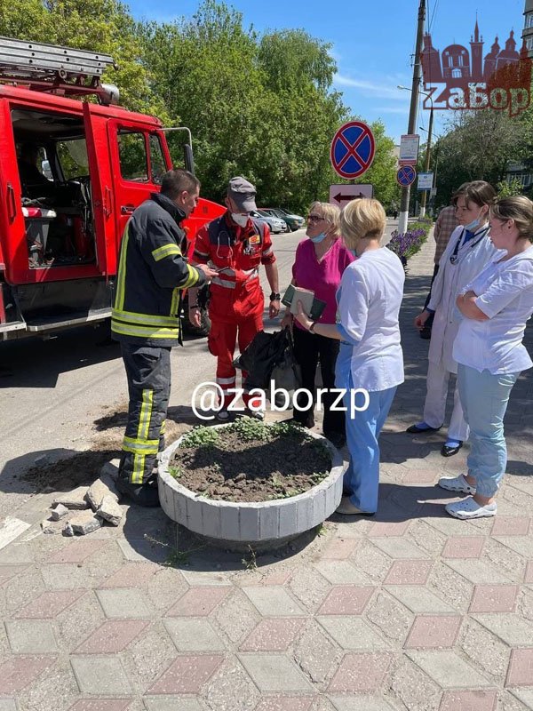 В Запорожье женщина провалилась под землю возле больницы: пришлось вызывать спасателей