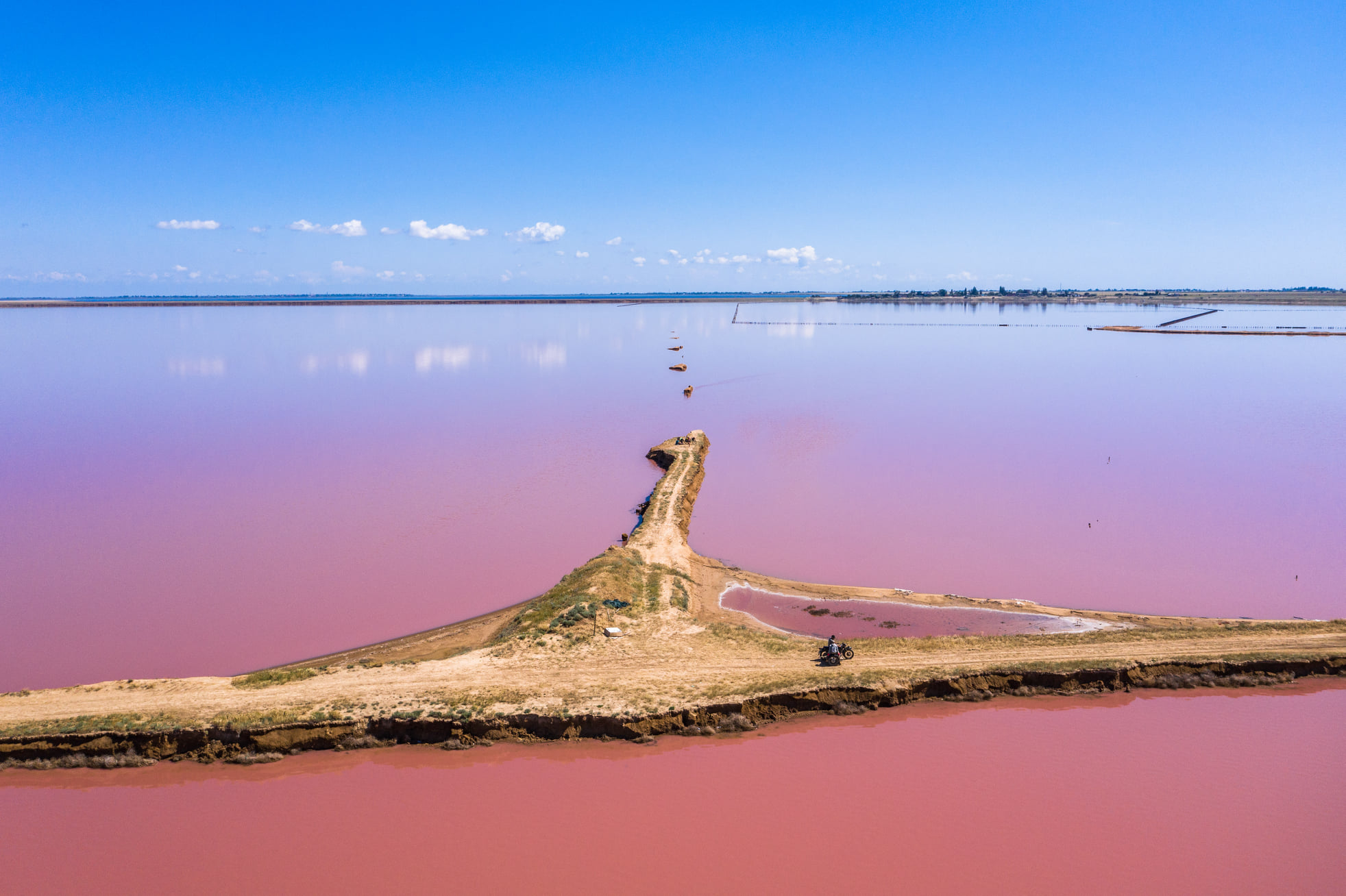 Украинцев поразил вид с высоты на Розовое озеро: впечатляющие фото и видео