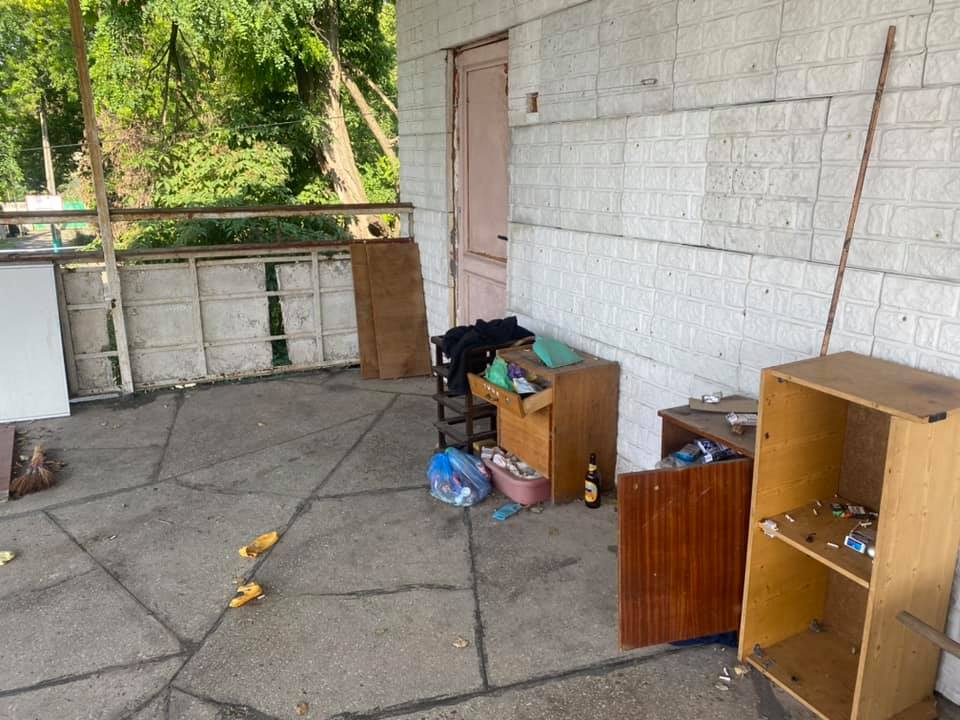 Пиво, сигарети і дихлофос: в мережі показали дитячий оздоровчий табір в Одесі (фото)