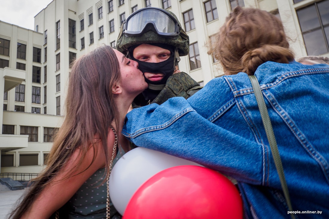 У Мінську демонстранти обіймають силовиків, а ті опускають щити: душевні кадри