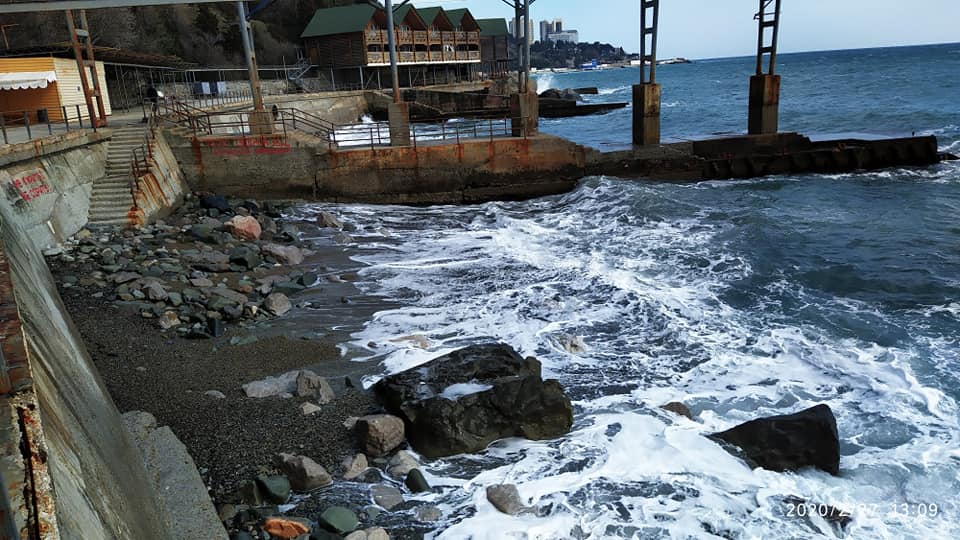 Пляжі порожні, а ціни злетіли: з'явилися фото проваленого "сезону" в Криму