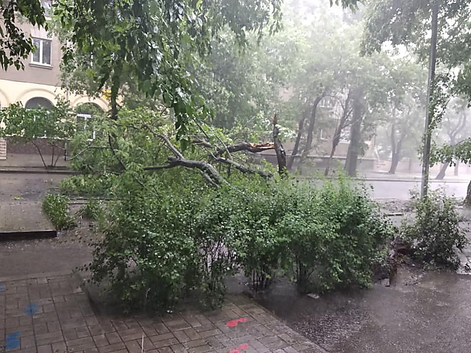 В Николаеве ливень затопил центр города: авто оказались по окна в воде