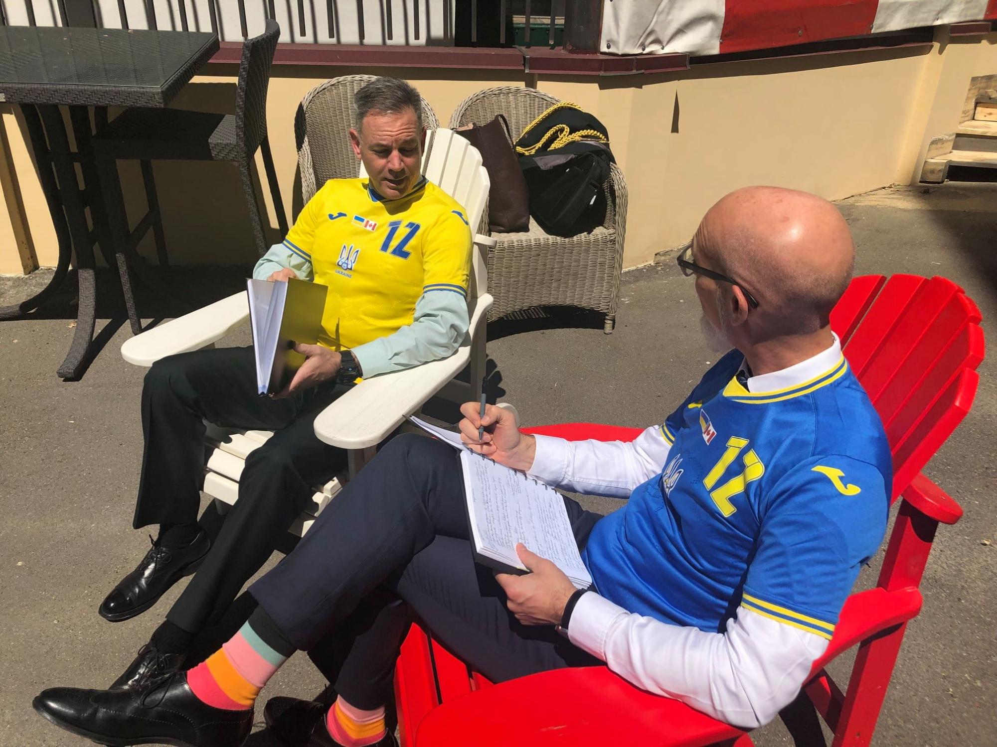 Форма збірної України для Євро: посольства різних країн влаштували яскравий флешмоб (фото)