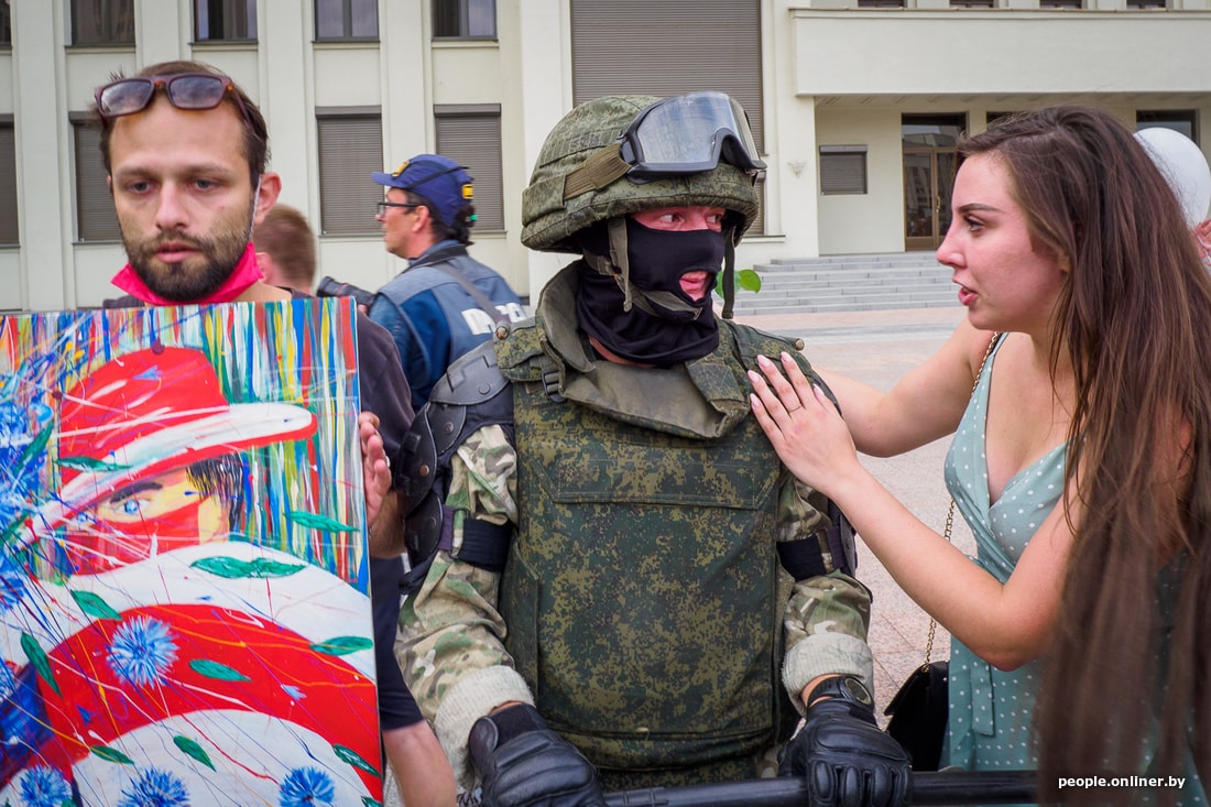У Мінську демонстранти обіймають силовиків, а ті опускають щити: душевні кадри
