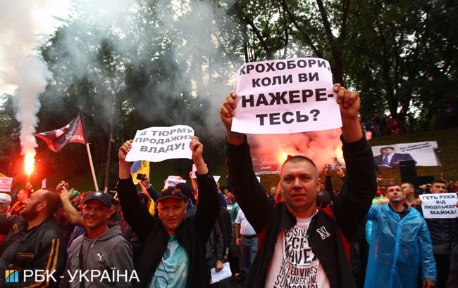 Під Радою триває мітинг власників автомобілів на єврономерах (трансляція)