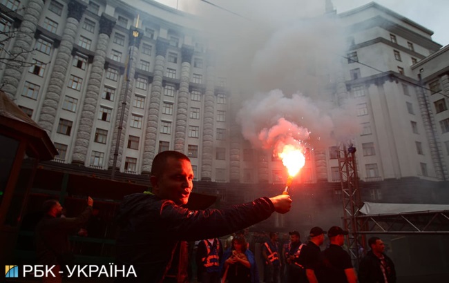 Під Радою триває мітинг власників автомобілів на єврономерах (трансляція)