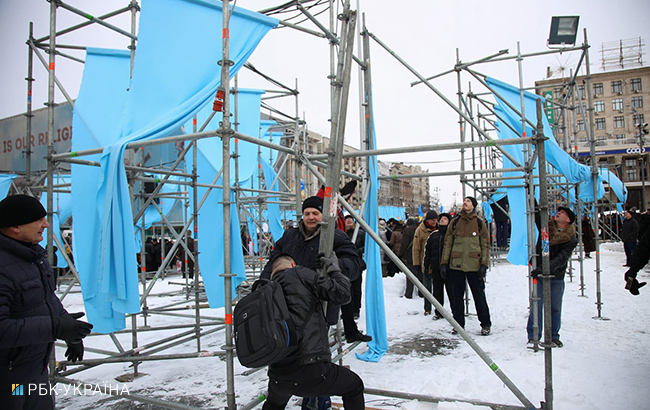 В центре Киева активисты начали разбирать конструкции на Майдане