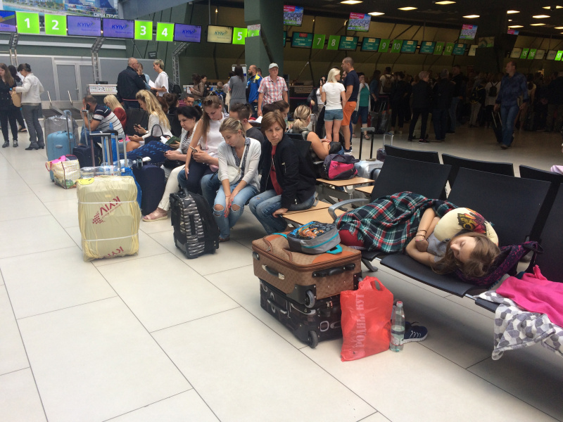 Задержка рейсов в аэропорту "Киев": более 170 пассажиров заселены в отели