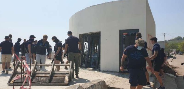 Одеські активісти з кувалдами розчищають пляжі: що відбувається