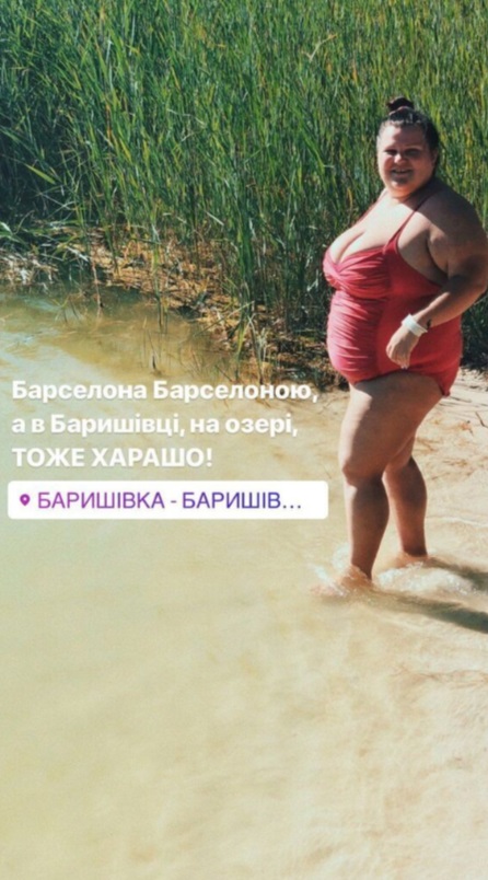 Еще один розовый купальник: украинская рэперша показала роскошные формы