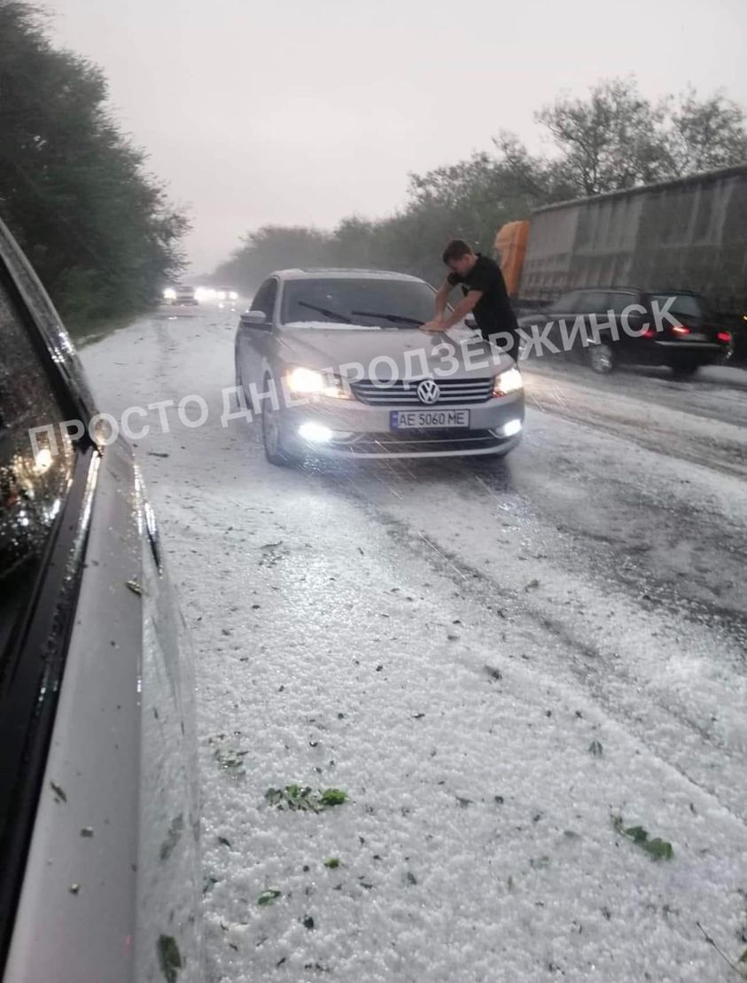 "Сніговий" град під Одесою переполошив українців: які ще сюрпризи готує погода (відео)