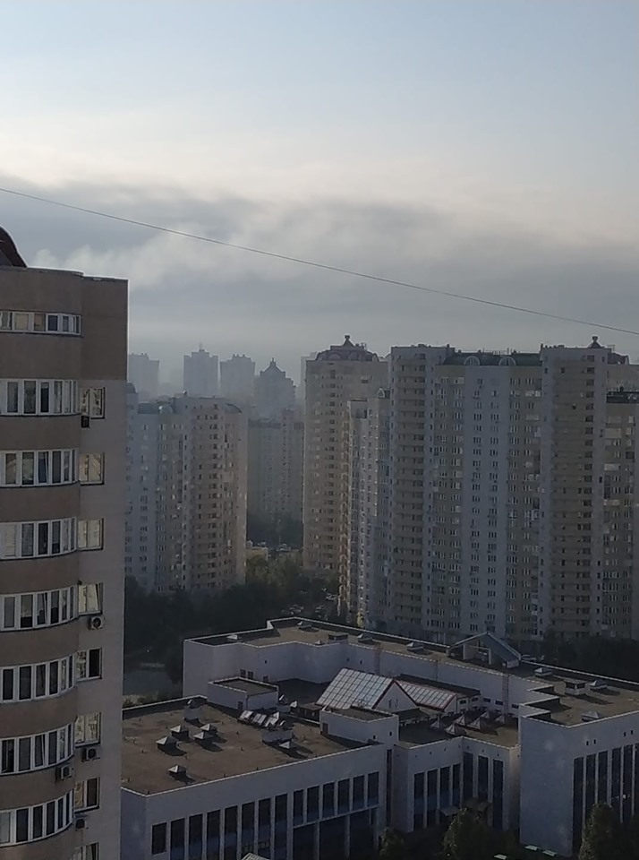Спальный район внезапно затянуло дымом: что происходит в Киеве